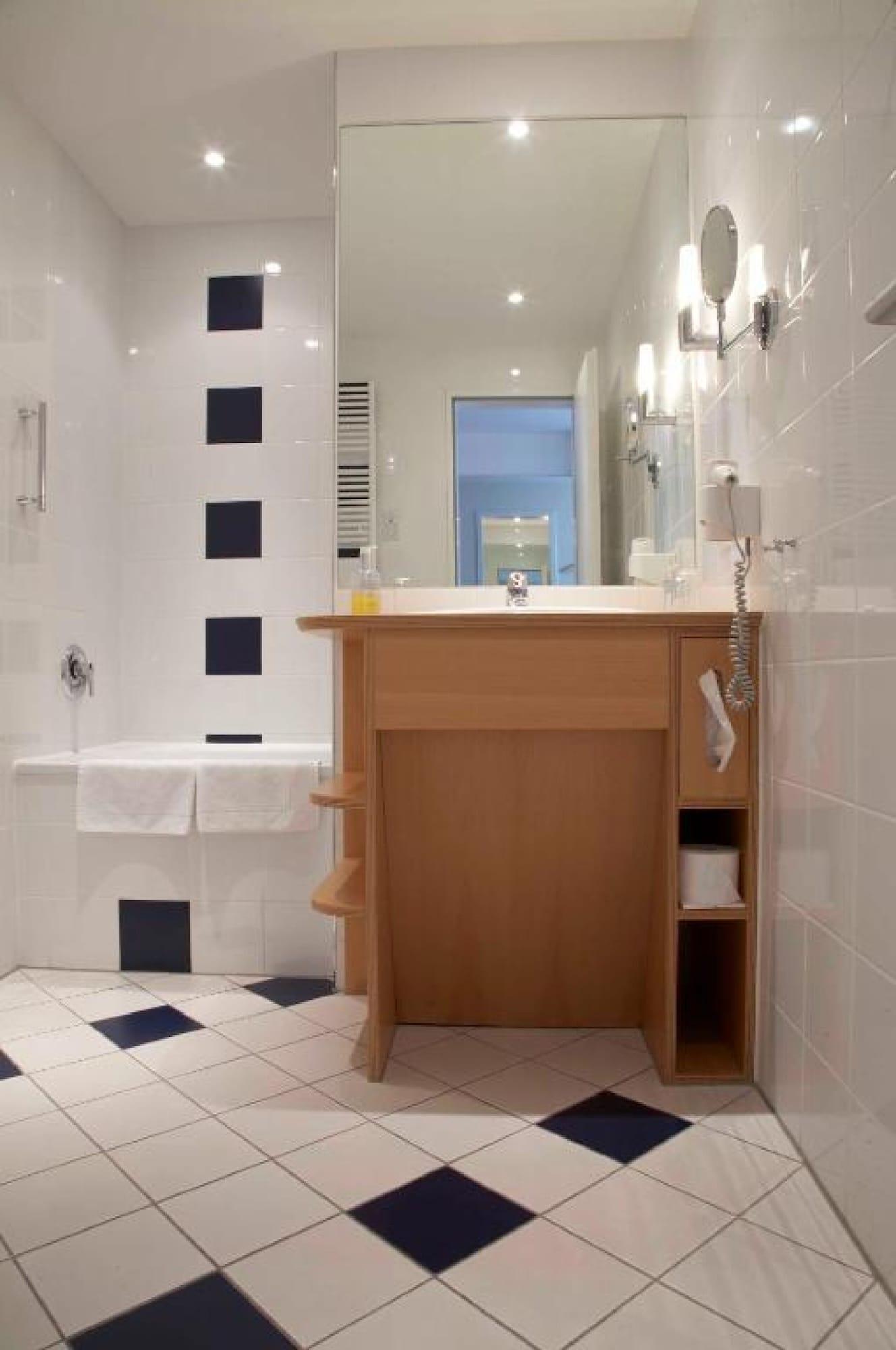 Отель Baseler Hof 4*